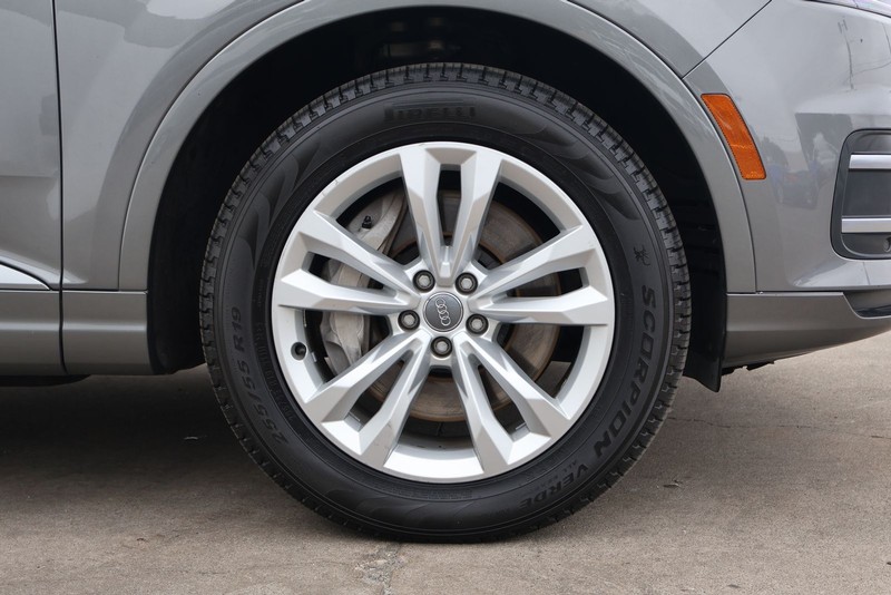 Audi Q7 Vehicle Full-screen Gallery Image 14