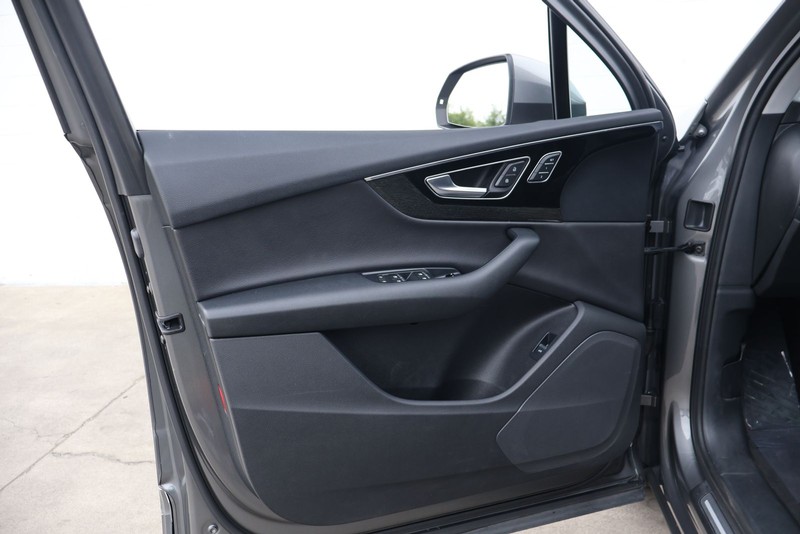 Audi Q7 Vehicle Full-screen Gallery Image 15