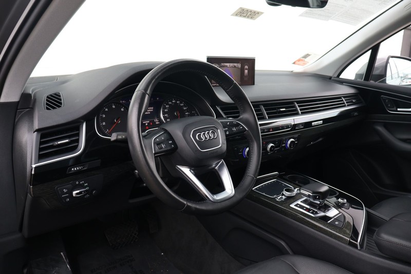 Audi Q7 Vehicle Full-screen Gallery Image 16