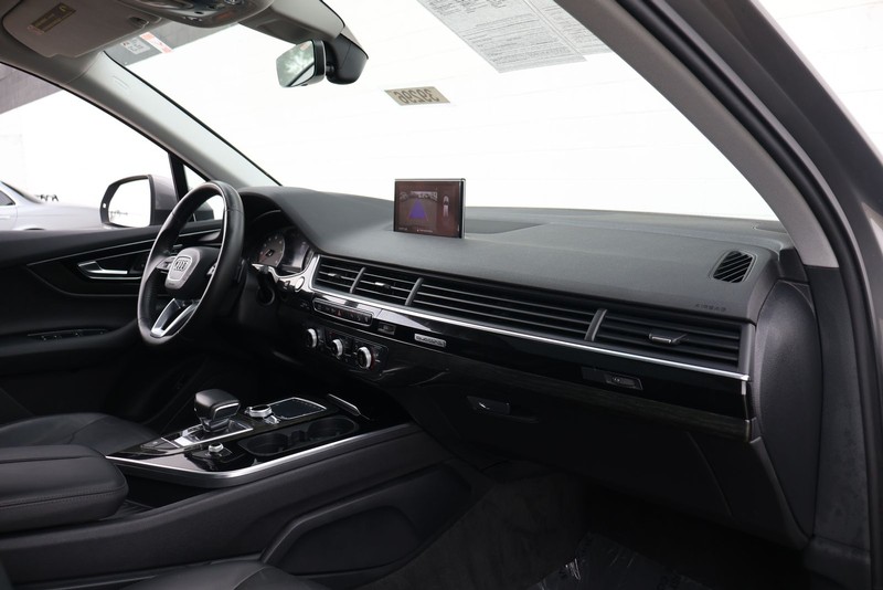 Audi Q7 Vehicle Full-screen Gallery Image 19