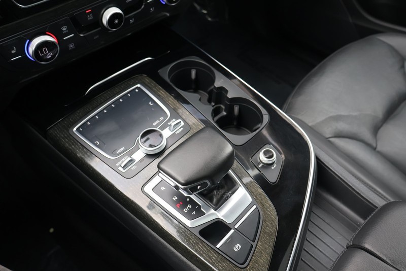 Audi Q7 Vehicle Full-screen Gallery Image 33