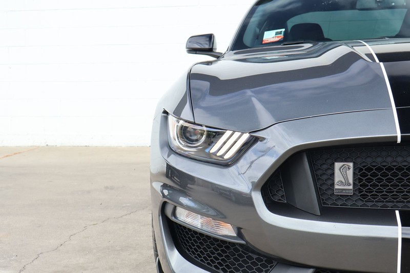 Ford Mustang Vehicle Full-screen Gallery Image 03