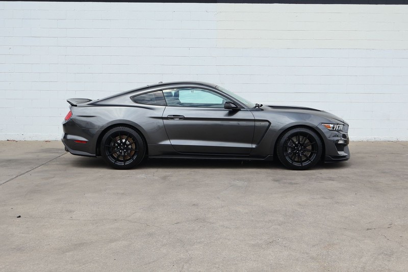 Ford Mustang Vehicle Full-screen Gallery Image 04