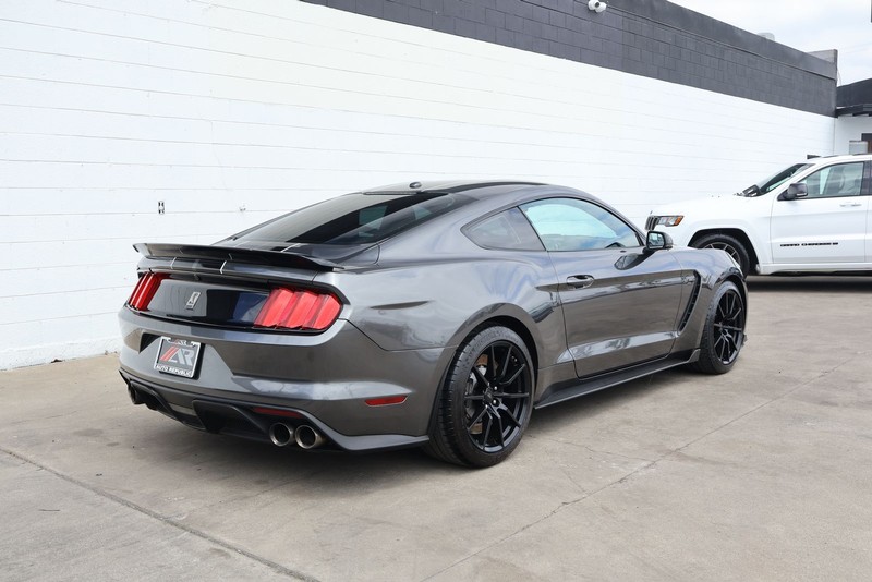 Ford Mustang Vehicle Full-screen Gallery Image 05
