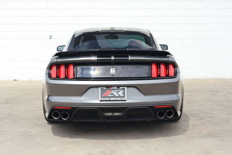 Ford Mustang Vehicle Full-screen Gallery Image 06