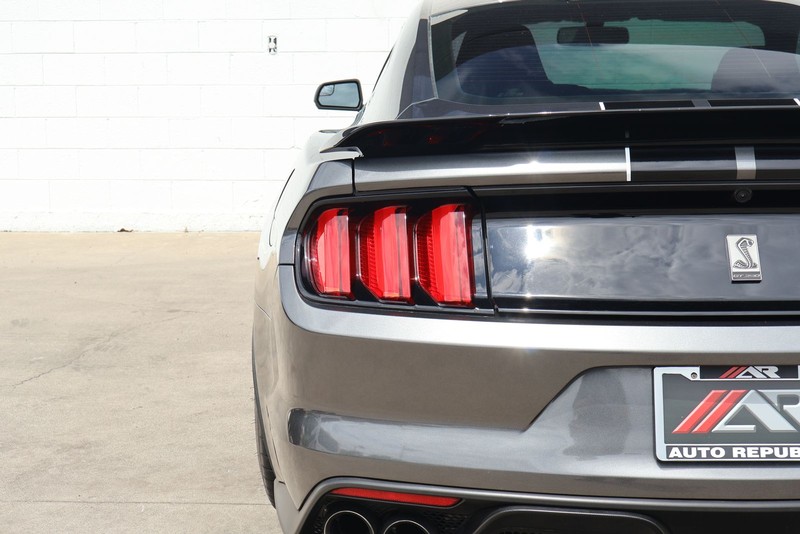 Ford Mustang Vehicle Full-screen Gallery Image 07