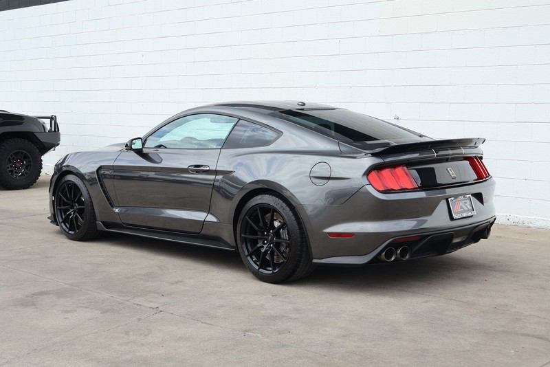Ford Mustang Vehicle Full-screen Gallery Image 09
