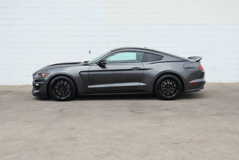 Ford Mustang Vehicle Full-screen Gallery Image 10