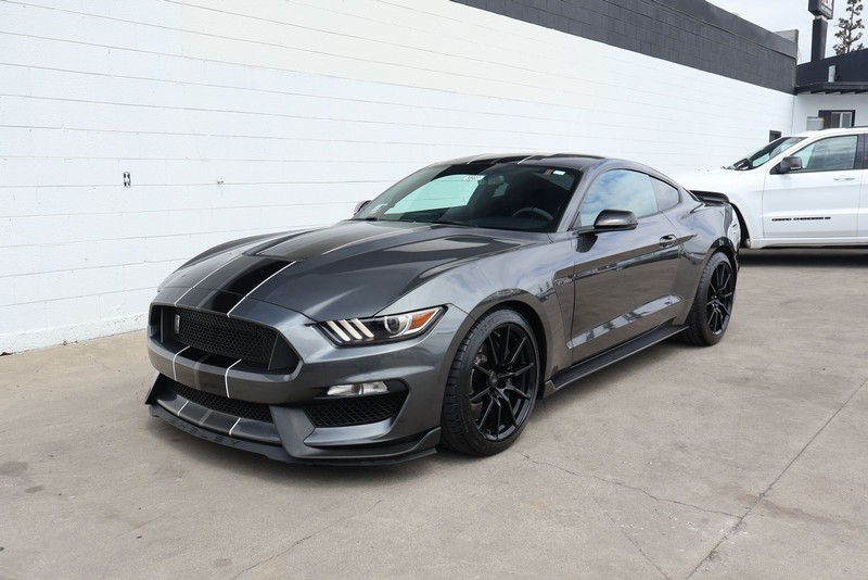 Ford Mustang Vehicle Full-screen Gallery Image 11