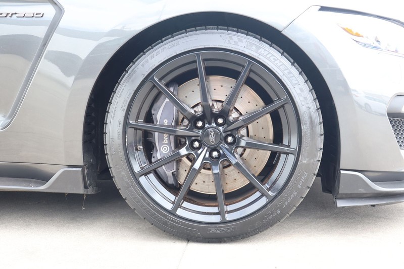 Ford Mustang Vehicle Full-screen Gallery Image 13
