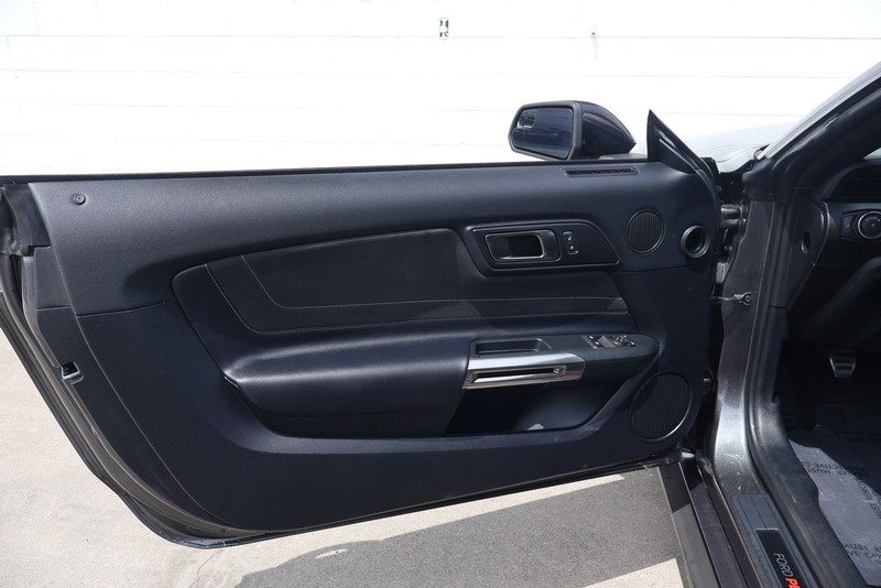 Ford Mustang Vehicle Full-screen Gallery Image 14