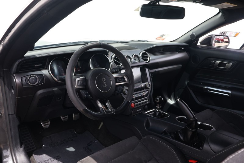 Ford Mustang Vehicle Full-screen Gallery Image 15