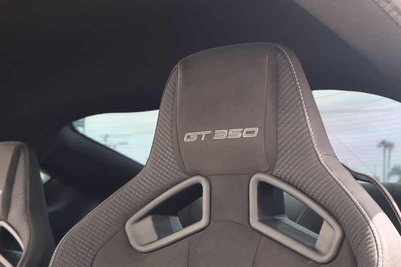Ford Mustang Vehicle Full-screen Gallery Image 17