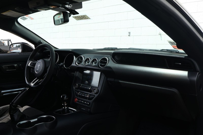 Ford Mustang Vehicle Full-screen Gallery Image 19