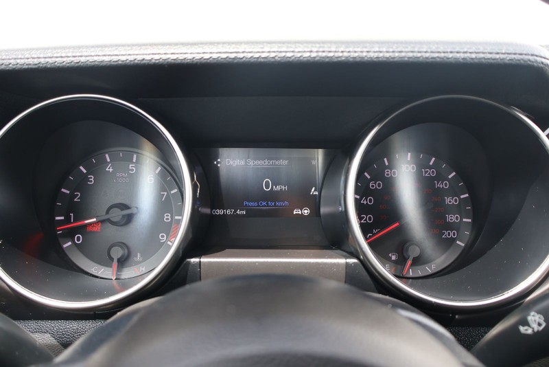 Ford Mustang Vehicle Full-screen Gallery Image 23