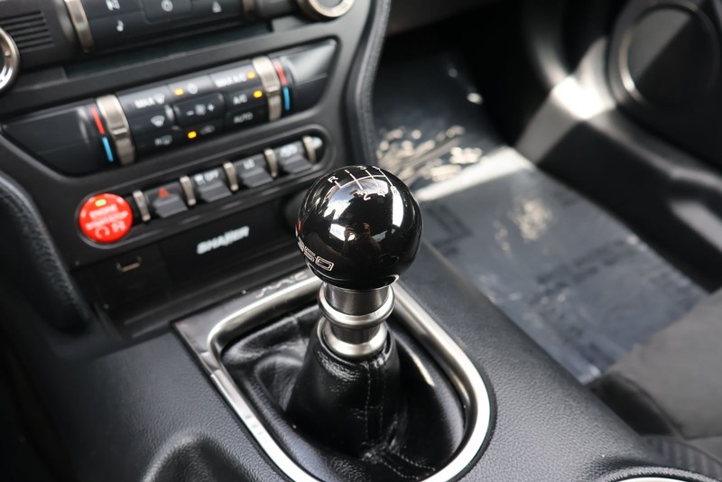 Ford Mustang Vehicle Full-screen Gallery Image 31