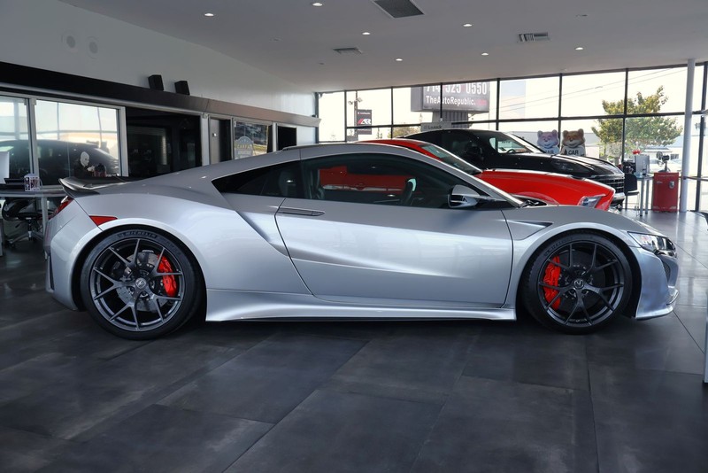 Acura NSX Vehicle Full-screen Gallery Image 05