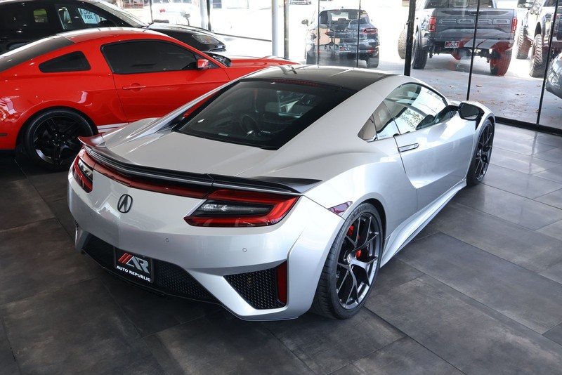 Acura NSX Vehicle Full-screen Gallery Image 06