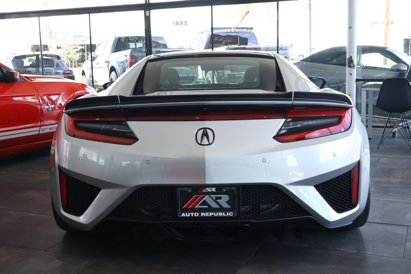 Acura NSX Vehicle Full-screen Gallery Image 07