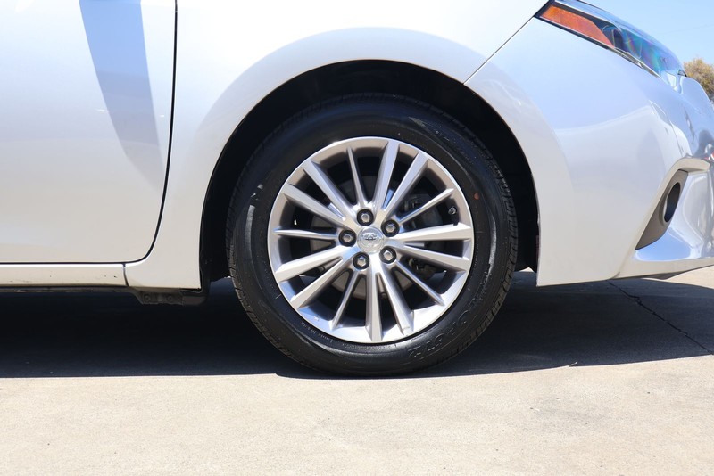 Toyota Corolla Vehicle Full-screen Gallery Image 13