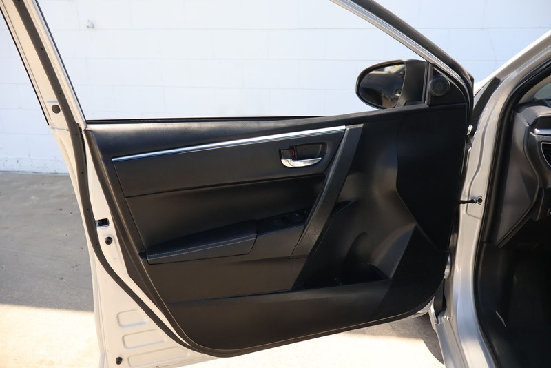 Toyota Corolla Vehicle Full-screen Gallery Image 14