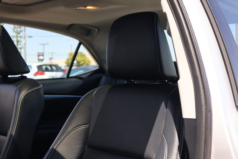 Toyota Corolla Vehicle Full-screen Gallery Image 17