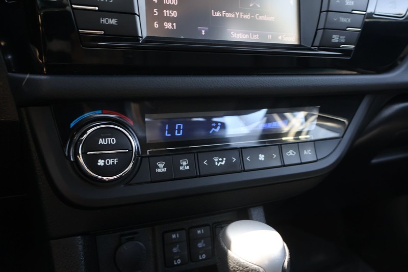 Toyota Corolla Vehicle Full-screen Gallery Image 29