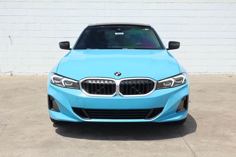 BMW 3 Series Vehicle Full-screen Gallery Image 02