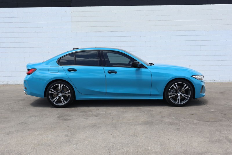 BMW 3 Series Vehicle Full-screen Gallery Image 04