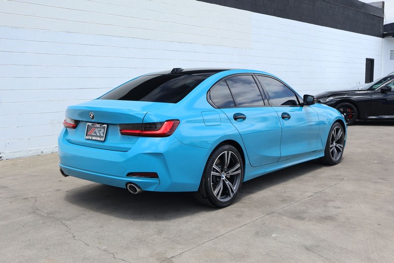 BMW 3 Series Vehicle Full-screen Gallery Image 05