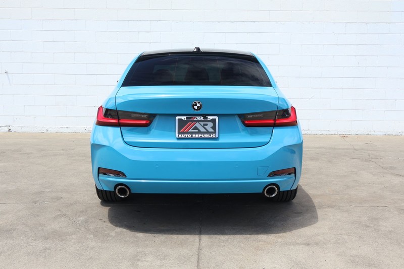 BMW 3 Series Vehicle Full-screen Gallery Image 06
