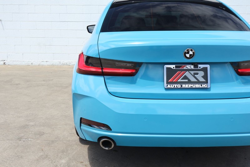 BMW 3 Series Vehicle Full-screen Gallery Image 07