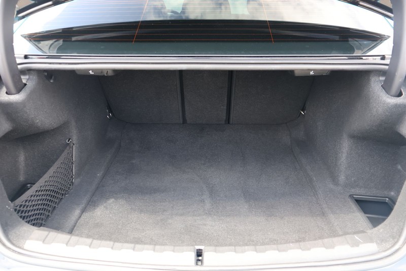 BMW 3 Series Vehicle Full-screen Gallery Image 08