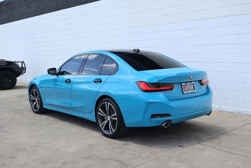 BMW 3 Series Vehicle Full-screen Gallery Image 09