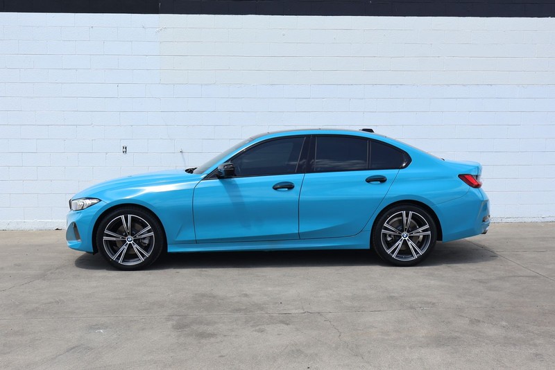 BMW 3 Series Vehicle Full-screen Gallery Image 10