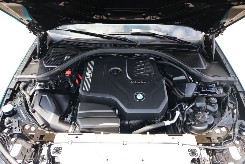 BMW 3 Series Vehicle Full-screen Gallery Image 12
