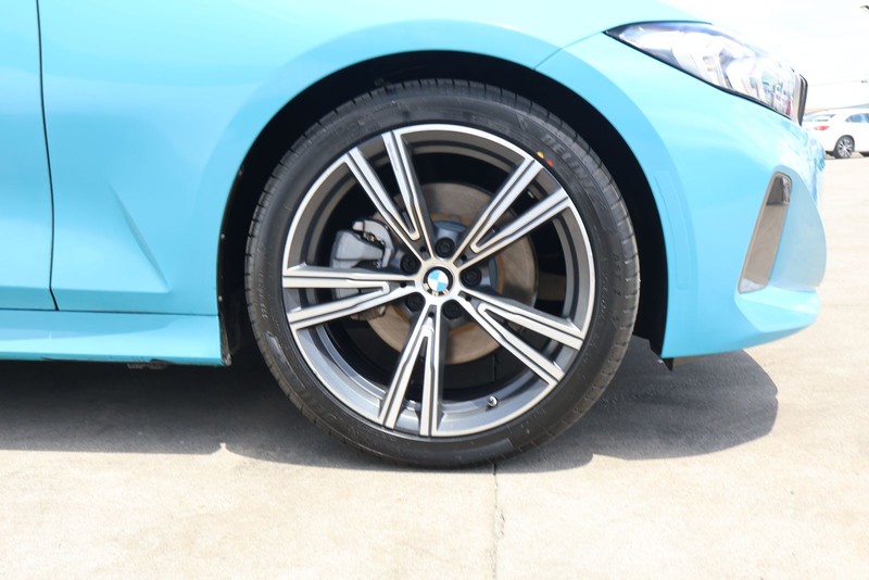 BMW 3 Series Vehicle Full-screen Gallery Image 13