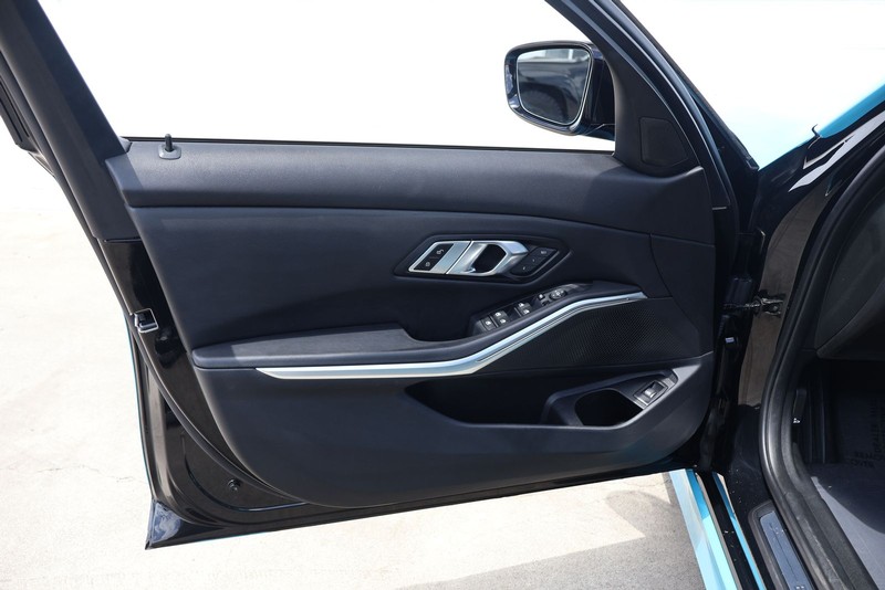 BMW 3 Series Vehicle Full-screen Gallery Image 14