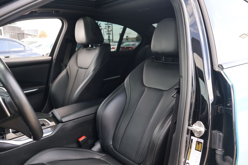 BMW 3 Series Vehicle Full-screen Gallery Image 16
