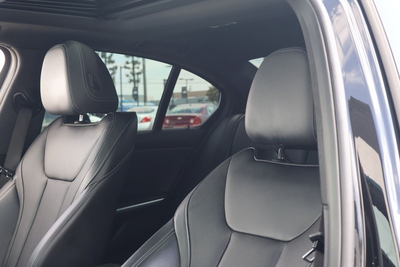 BMW 3 Series Vehicle Full-screen Gallery Image 17