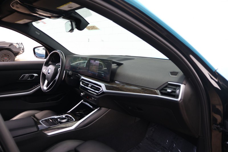 BMW 3 Series Vehicle Full-screen Gallery Image 18