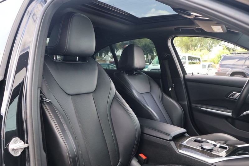 BMW 3 Series Vehicle Full-screen Gallery Image 19