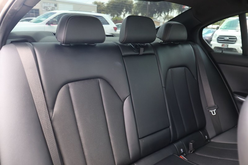 BMW 3 Series Vehicle Full-screen Gallery Image 20