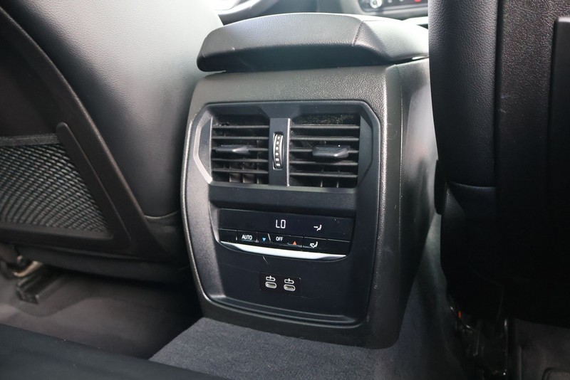 BMW 3 Series Vehicle Full-screen Gallery Image 21