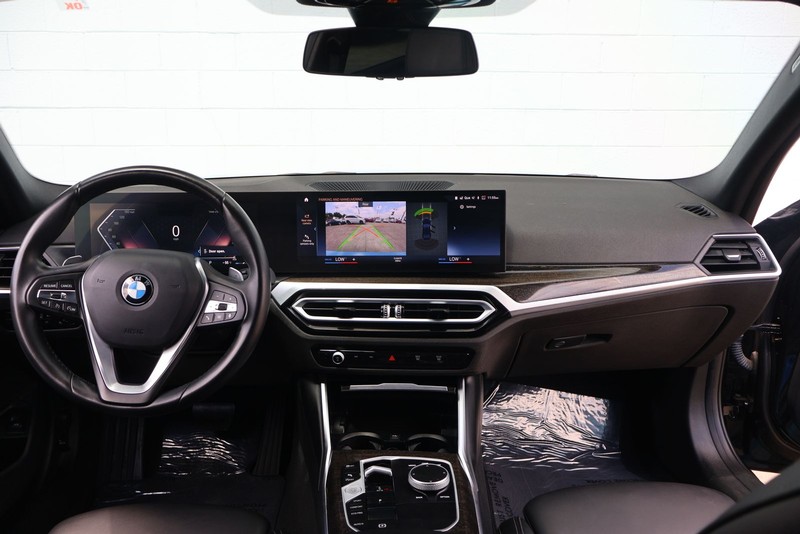 BMW 3 Series Vehicle Full-screen Gallery Image 22