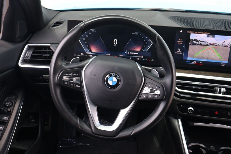 BMW 3 Series Vehicle Full-screen Gallery Image 24