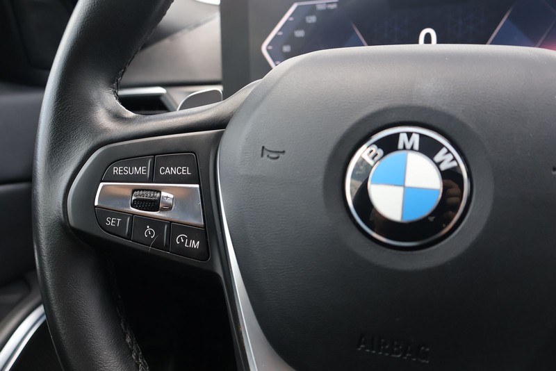 BMW 3 Series Vehicle Full-screen Gallery Image 25