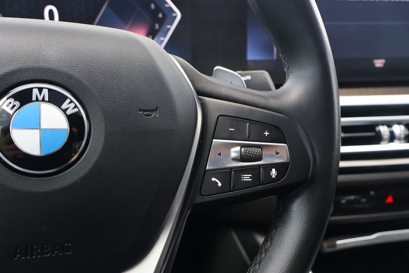 BMW 3 Series Vehicle Full-screen Gallery Image 26