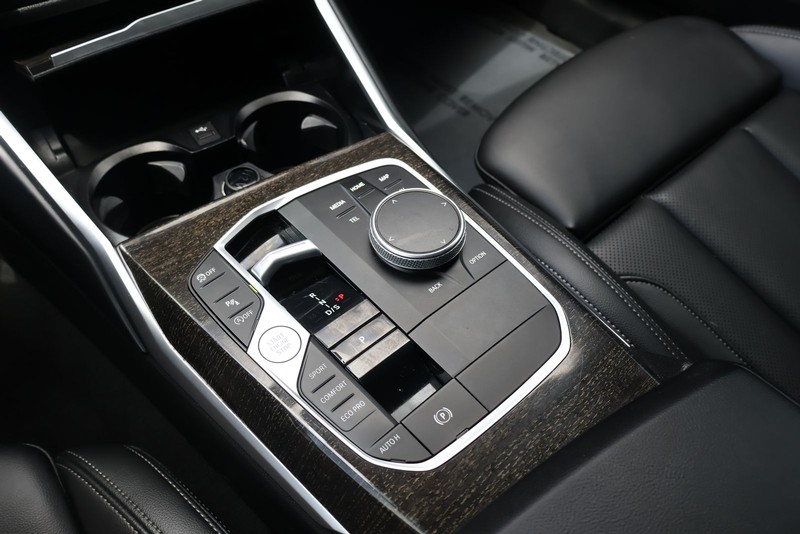 BMW 3 Series Vehicle Full-screen Gallery Image 30