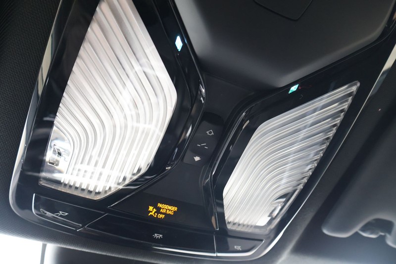 BMW 3 Series Vehicle Full-screen Gallery Image 31